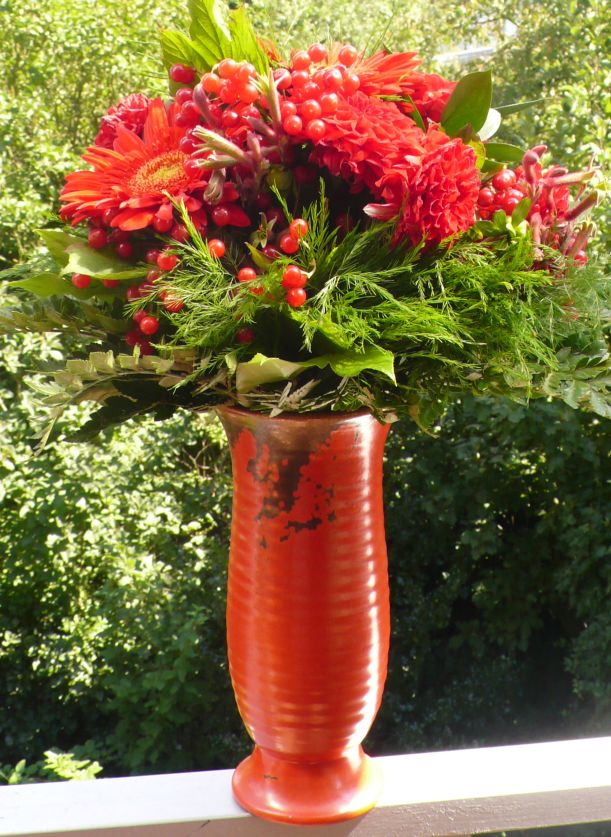 Vase Uranrot mit Blumen L1010003